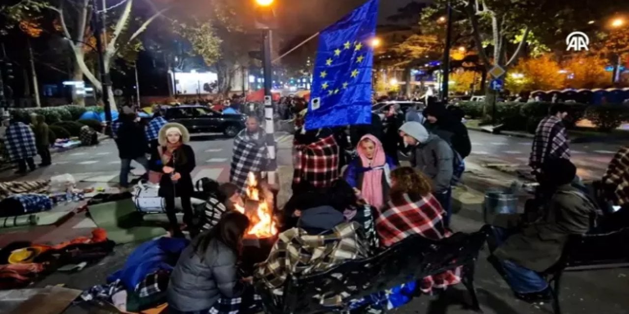 Gürcistan’da seçim sonuçlarına karşı çıkıp yolu kapattılar